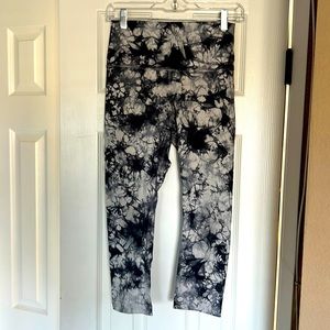 Lululemon leggings in gray watermark pattern. 21 inch. Size 6.